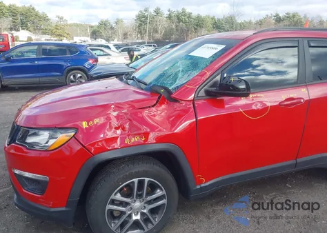 2018 Jeep Compass Latitude 4X4 z USA, uszkodzony, nr VIN 3C4NJDBB6JT112914